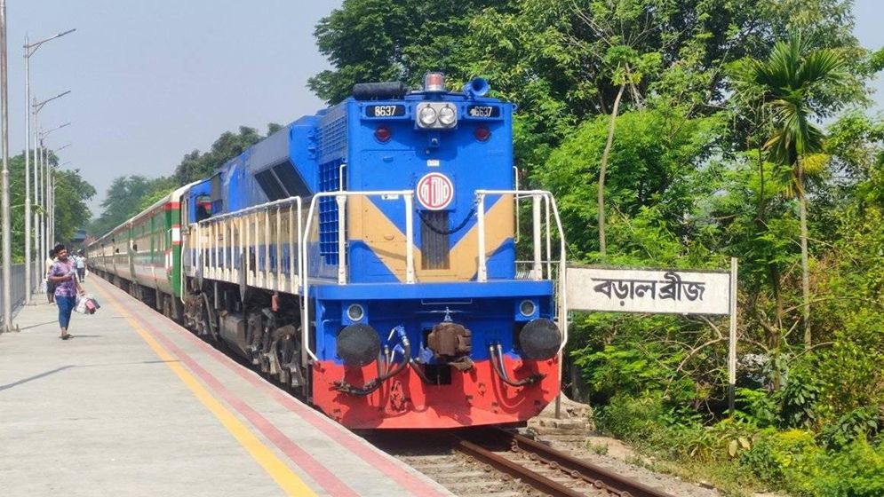 সময়ের আগেই ছাড়ল ধূমকেতু এক্সপ্রেস, হাত হারালেন নারীযাত্রী