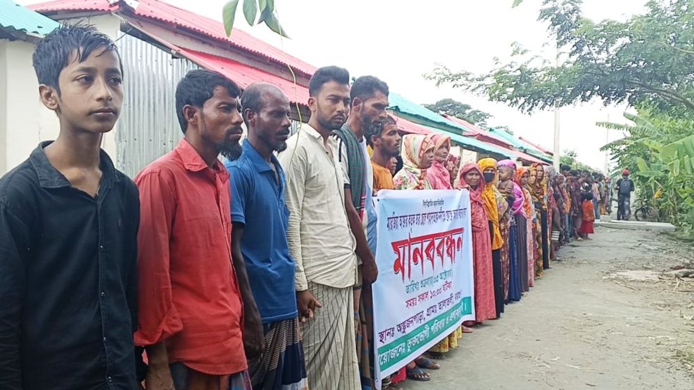 ছেলেকে নদীতে ফেলে প্রেমিকের সঙ্গে পালালেন গৃহবধূ, অতঃপর...