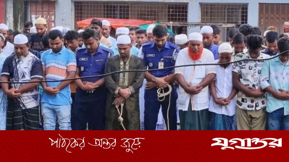 হাতকড়া পড়ে বাবার জানাজায় যুবলীগ নেতা