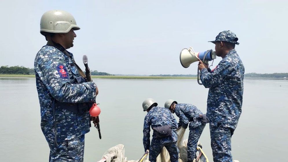 মা ইলিশ রক্ষায় ১৭টি যুদ্ধজাহাজ মোতায়েন