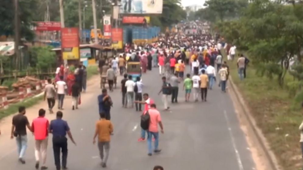 সড়ক ছাড়লেন ইসলামী ব্যাংকের চাকরিচ্যুত কর্মীরা, যান চলাচল স্বাভাবিক