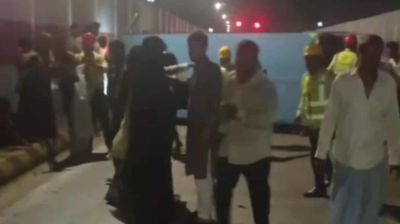 টানেলের ভেতরে উলটে গেল বরযাত্রীবাহী বাস