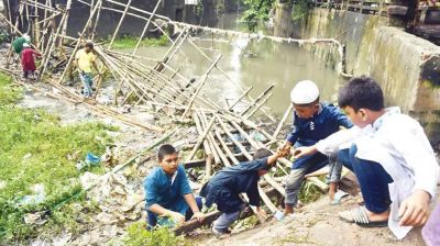 বাঁশের সাঁকোও ভাঙাচোরা