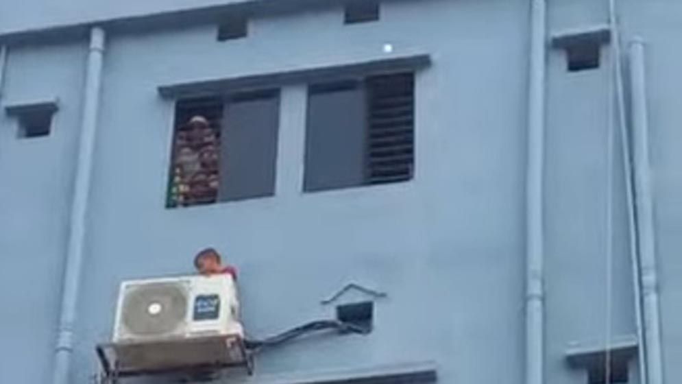 এসির আউটডোরে আটকা শিক্ষার্থীকে উদ্ধার করল ফায়ার সার্ভিস