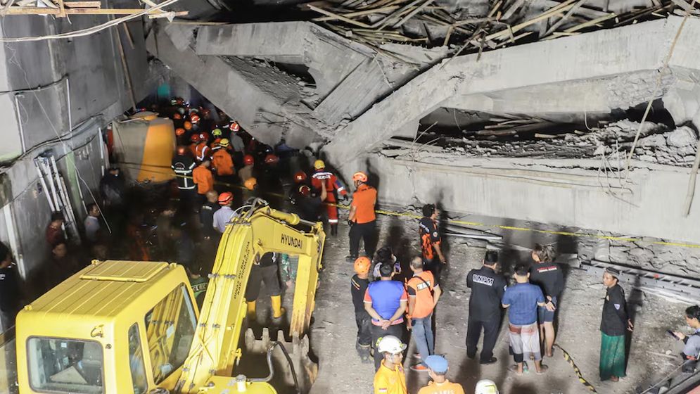 নামাজ চলাকালে ধসে পড়ল মাদ্রাসা ভবন, নিহত বেড়ে ৩৬