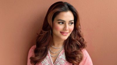 সমুদ্রপাড় থেকে খোলা চুলের আবেদনময়ী ছবি দিলেন নুসরাত