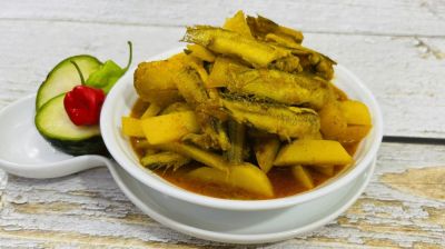 আমড়া দিয়ে বাইন মাছের ঝোলে তৃপ্তি নিন