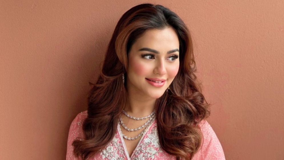 সমুদ্রপাড় থেকে খোলা চুলের আবেদনময়ী ছবি দিলেন নুসরাত