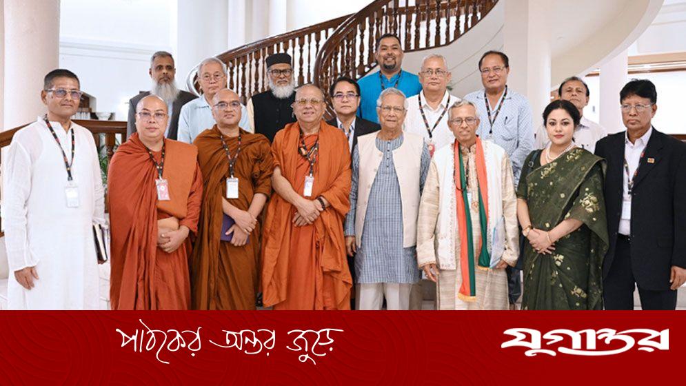 প্রধান উপদেষ্টার সঙ্গে বৌদ্ধ ধর্মীয় নেতাদের শুভেচ্ছা বিনিময়