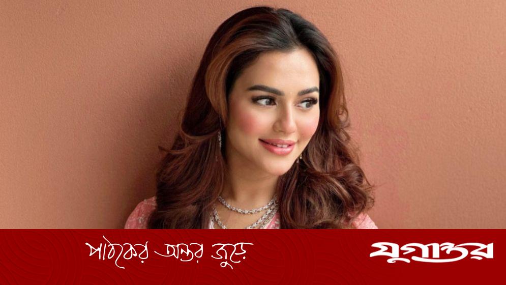 সমুদ্রপাড় থেকে খোলা চুলের আবেদনময়ী ছবি দিলেন নুসরাত