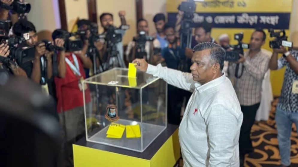 ভোট দিয়ে ‘রোমাঞ্চিত’ পরিচালক প্রার্থী বুলবুল