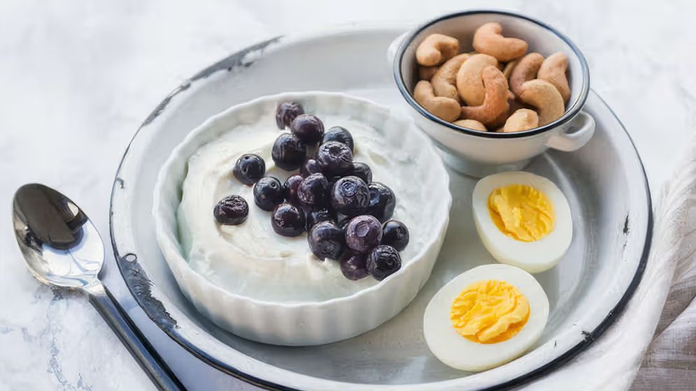 সকালে খালি পেটে যেসব খাবার খাবেন