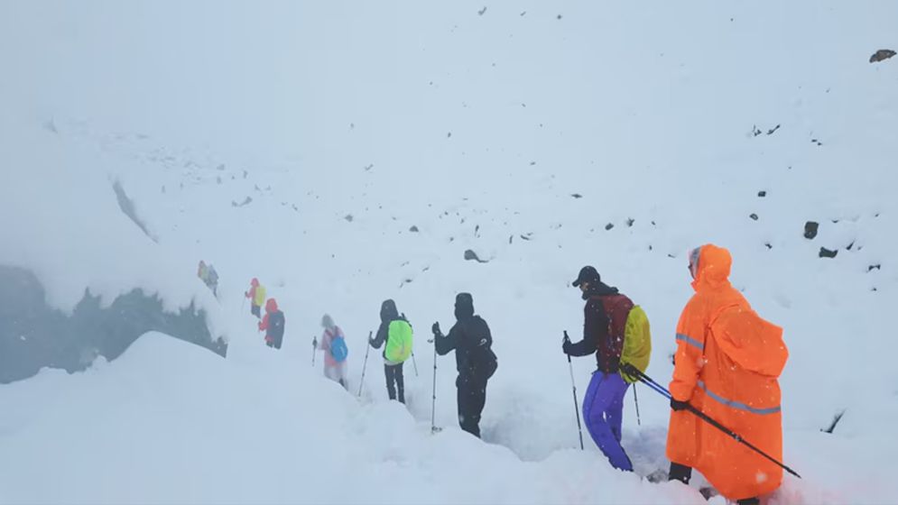 এভারেস্টে তীব্র তুষারঝড়, আটকা পড়ল হাজারো পর্যটক