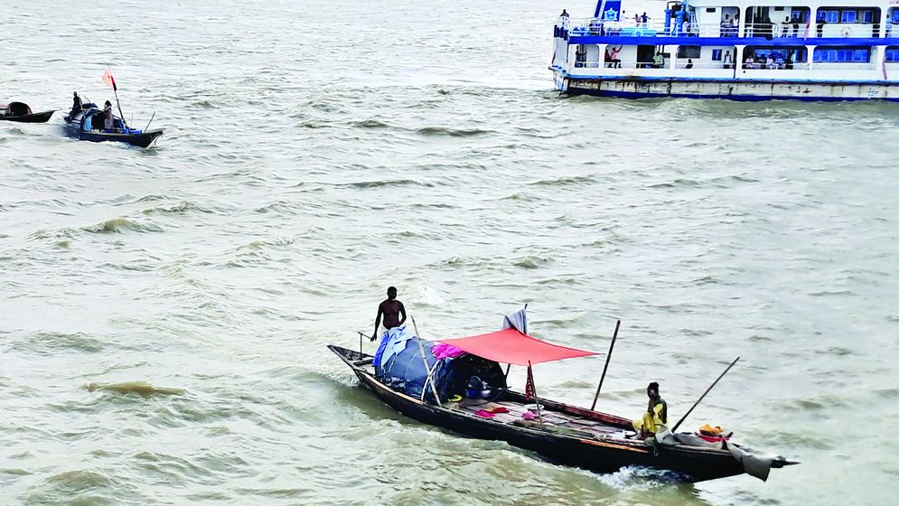 ভোলার মান্তা জেলেরা জীবিকার তাগিদে এলাকা ছাড়ছেন