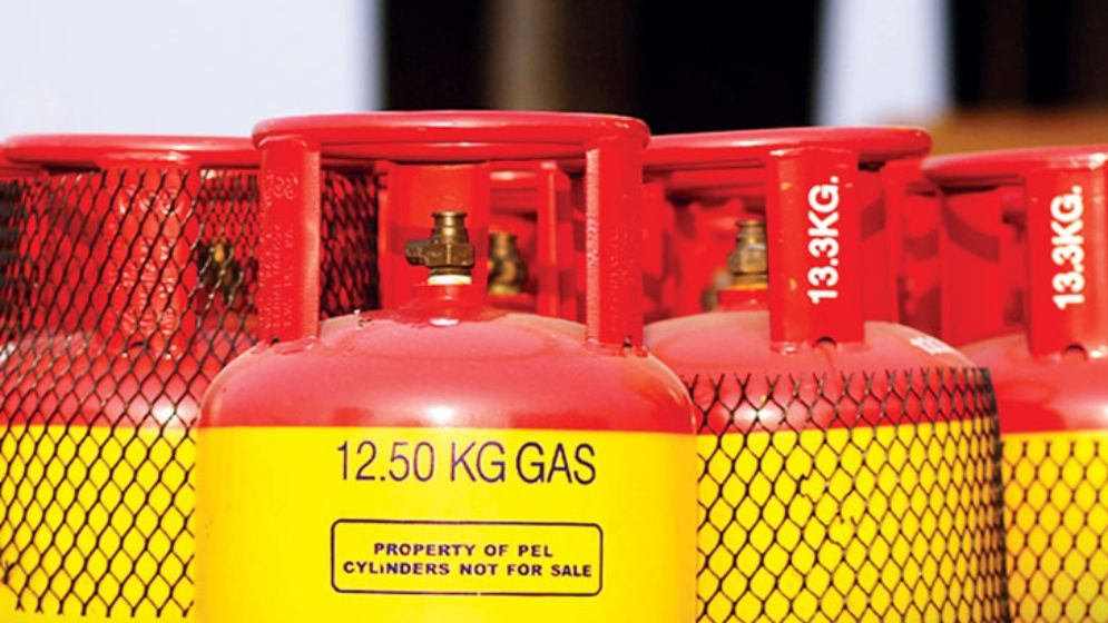 এলপি গ্যাসের দাম বাড়বে না কমবে, সিদ্ধান্ত মঙ্গলবার