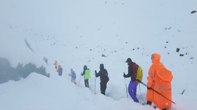 এভারেস্টে তীব্র তুষারঝড়, আটকা পড়ল হাজারো পর্যটক