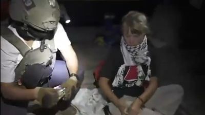 গ্রেটাকে চুল ধরে টানা-হেঁচড়া