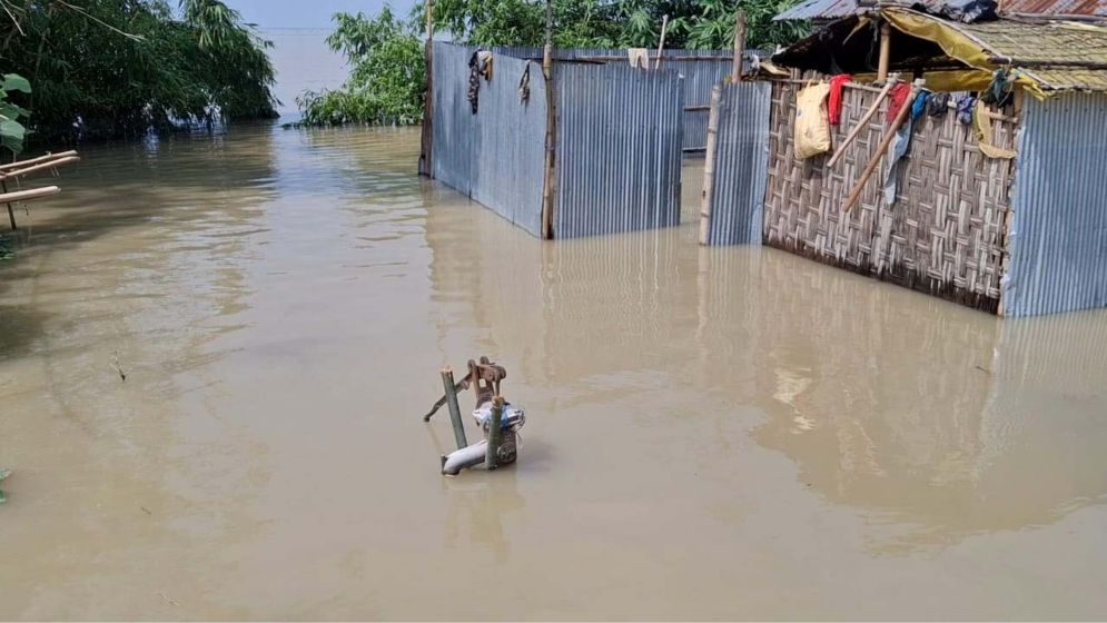 রংপুরে ৩৪ গ্রামের বিশ হাজার পরিবার পানিবন্দি