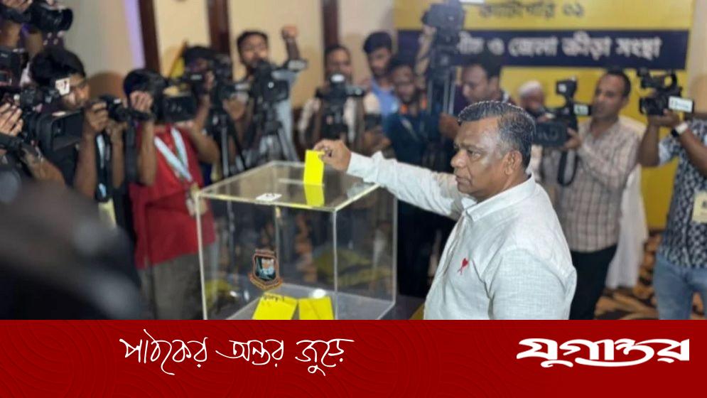 ভোট দিয়ে ‘রোমাঞ্চিত’ পরিচালক প্রার্থী বুলবুল