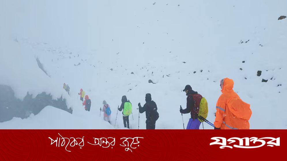 এভারেস্টে তীব্র তুষারঝড়, আটকা পড়ল হাজারো পর্যটক