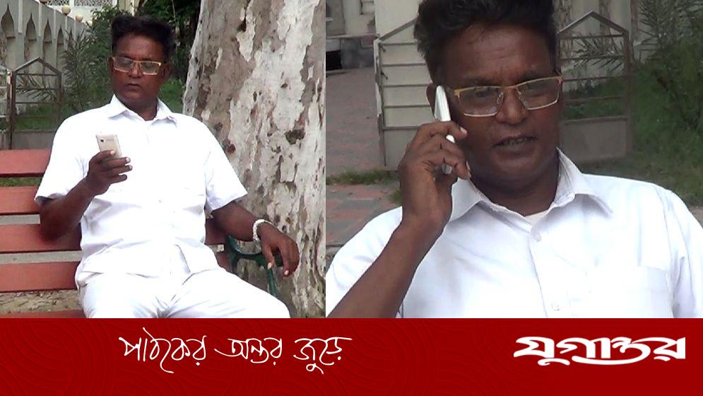 সাদা-কালো পোশাকেই থাকেন বায়েজিদ