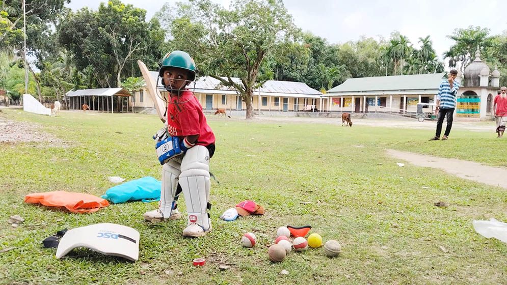 মাঠ কাঁপাচ্ছে সাড়ে তিন বছরের ক্রিকেটার ঈসা