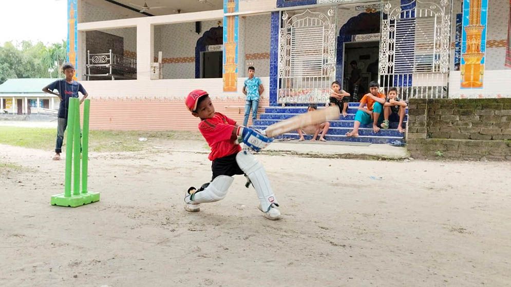 মাঠ কাঁপাচ্ছে সাড়ে তিন বছরের ক্রিকেটার ঈসা