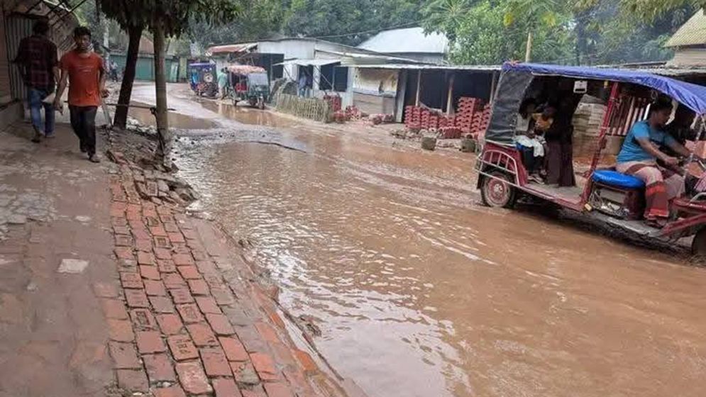 সড়ক নয় যেন পুকুর