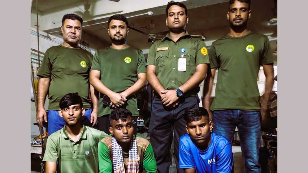 সরকারি কোয়ার্টারে গাঁজাসেবন, তিন যুবক কারাগারে