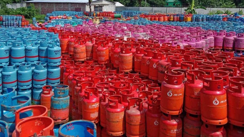 এলপি গ্যাসের দাম বাড়বে না কমবে, জানা যাবে বিকালে