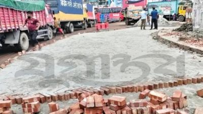 উপদেষ্টা আসছেন তাই তড়িঘড়ি সড়ক মেরামত