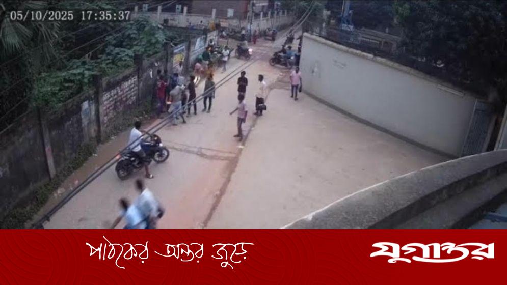 গার্মেন্টস ম্যানেজারকে কুপিয়ে হত্যাচেষ্টার প্রতিবাদে মানববন্ধন