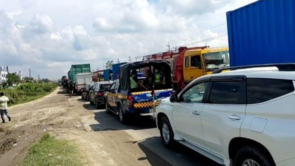 মহাসড়কের দুরবস্থা দেখতে গিয়ে যানজটের কবলে উপদেষ্টা