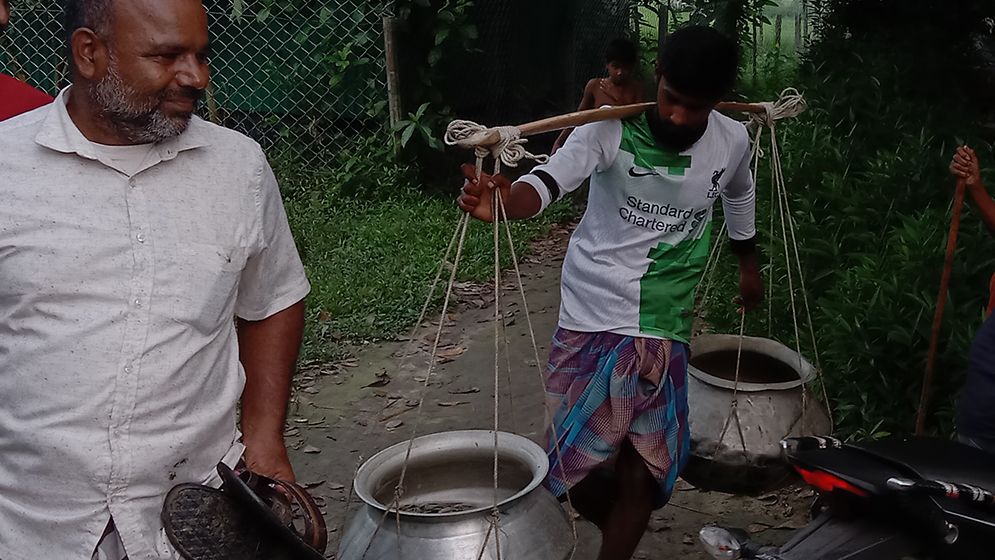 মসজিদের পুকুরের মাছ লুট করলেন স্বেচ্ছাসেবক লীগ নেতা