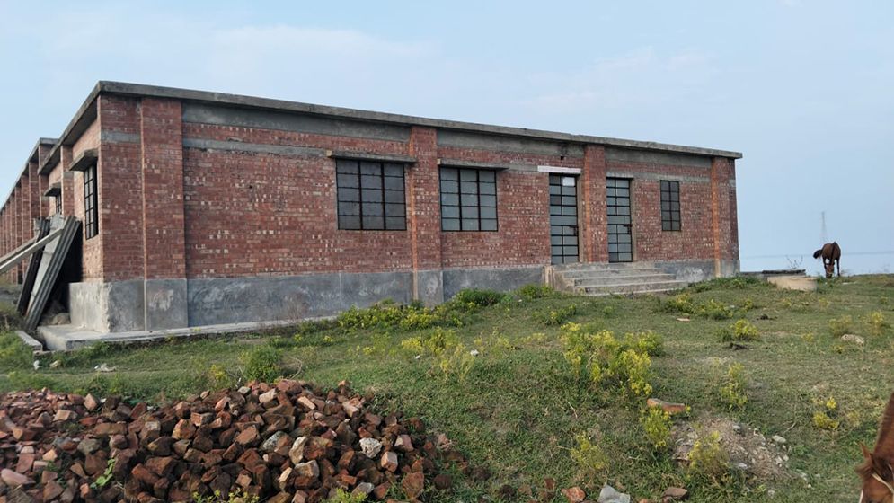 নদীগর্ভে বিলীন স্কুল, ঝুঁকিপূর্ণ আশ্রয় কেন্দ্রে পাঠদান