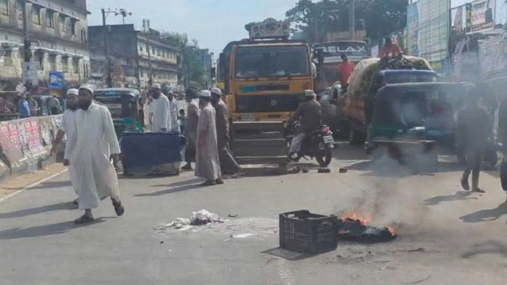 চট্টগ্রামে মহাসড়ক অবরোধ হেফাজতের নেতাকর্মীদের