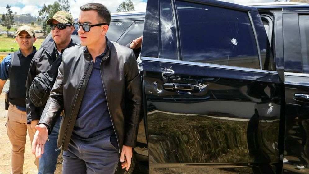 প্রতিবাদে বিক্ষোভ থেকে ইকুয়েডরের প্রেসিডেন্টের গাড়িবহরে হামলা