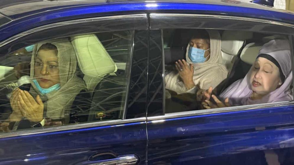 জিয়াউর রহমানের মাজারে কুরআন তেলাওয়াত ও দোয়া করলেন খালেদা জিয়া