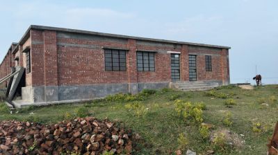 নদীগর্ভে বিলীন স্কুল, ঝুঁকিপূর্ণ আশ্রয় কেন্দ্রে পাঠদান