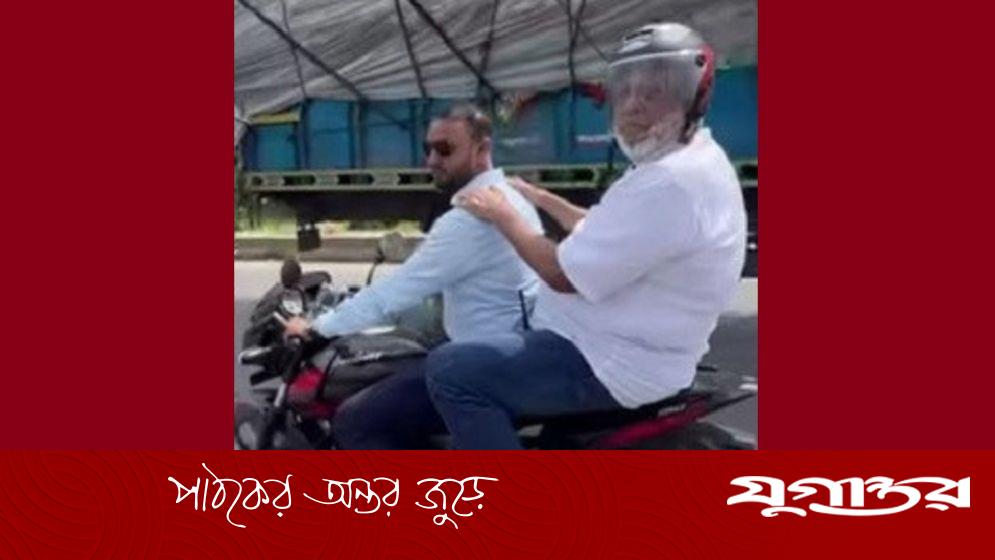 গন্তব্যে যেতে মোটরসাইকেলে চড়ে বসলেন উপদেষ্টা