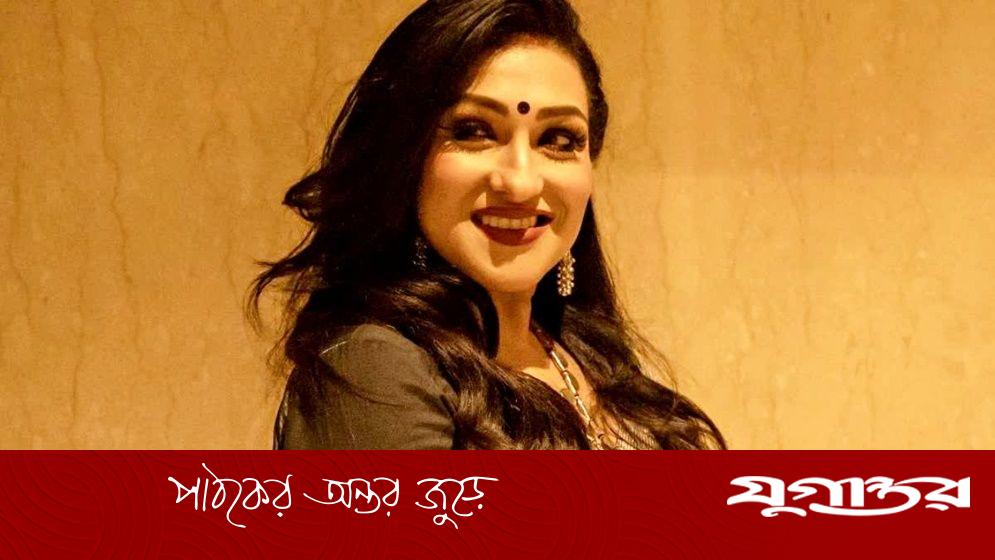 স্বামীর জন্মদিনে যে আবেগঘন পোস্ট ঋতুপর্ণার