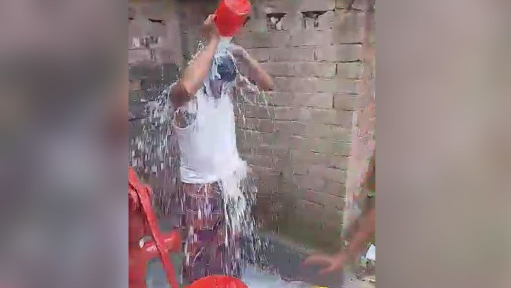 তিন সন্তান রেখে স্ত্রী উধাও, দুধ দিয়ে গোসল করলেন স্বামী