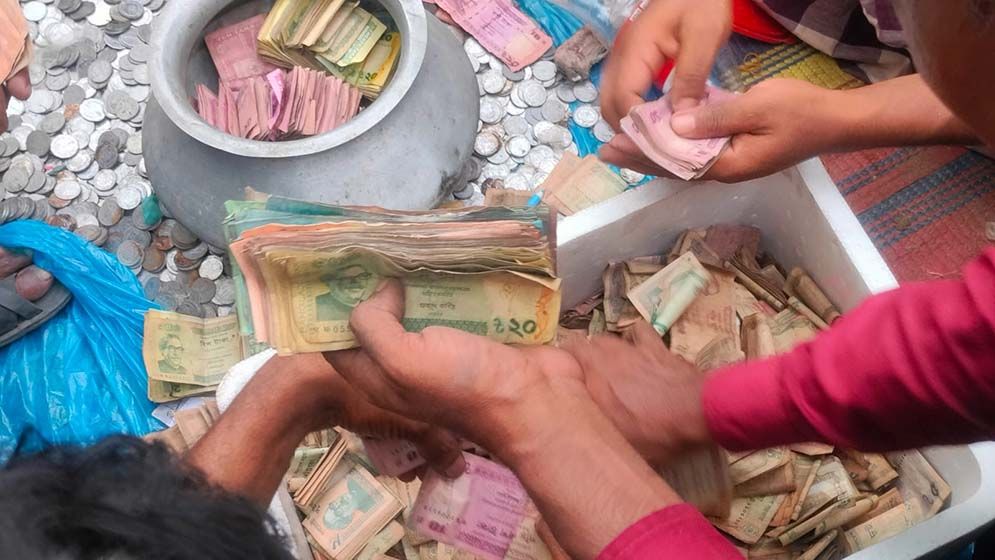 ভিক্ষুকের কাছে পাওয়া গেল দুই বস্তা টাকা