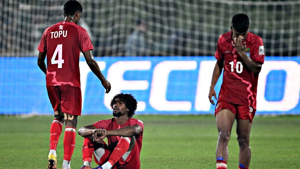 এভাবেও ম্যাচ হারা যায়!