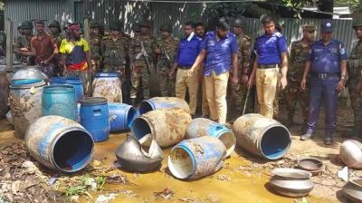 গাজীপুরে মাটি খুঁড়ে ড্রামভর্তি চোলাই মদসহ আটক ৬