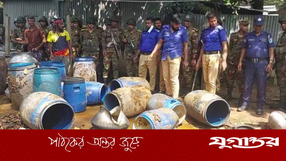 গাজীপুরে মাটি খুঁড়ে ড্রামভর্তি চোলাই মদসহ আটক ৬