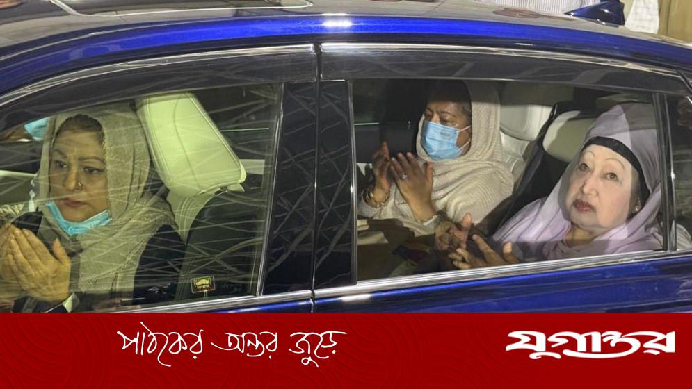 জিয়াউর রহমানের মাজার জিয়ারত করলেন খালেদা জিয়া