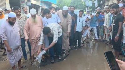ধানের পর এবার সড়কে মাছ ছেড়ে প্রতিবাদ হাসনাত আবদুল্লাহর