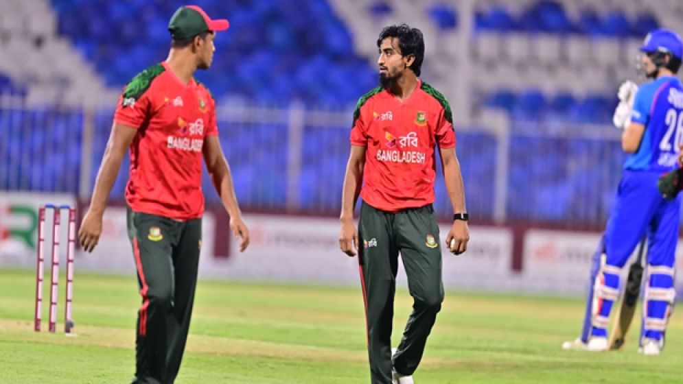 গুরবাজকে ফিরিয়ে ওপেনিং জুটি ভাঙলেন তানজিম