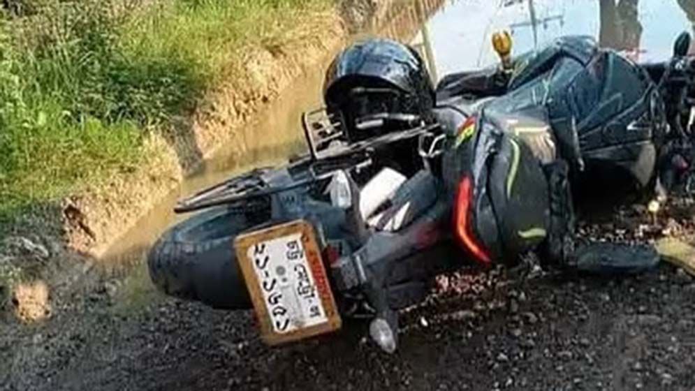 বাইক থেকে রাস্তায় ছিটকে পড়লেন স্বামী-স্ত্রী, পিকআপ চাপায় স্বামী নিহত